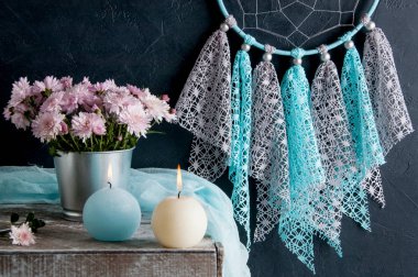 Rüya yakalayıcı siyah duvar arka plan üzerinde