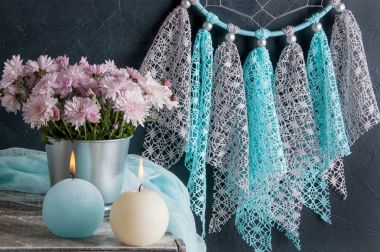 Rüya yakalayıcı siyah duvar arka plan üzerinde