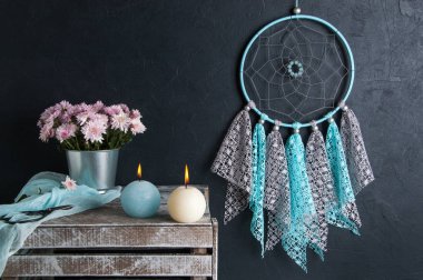 Rüya yakalayıcı siyah duvar arka plan üzerinde