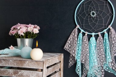 Rüya yakalayıcı siyah duvar arka plan üzerinde