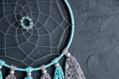 Rüya yakalayıcı siyah duvar arka plan üzerinde