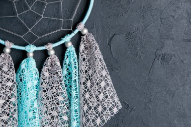 Rüya yakalayıcı siyah duvar arka plan üzerinde