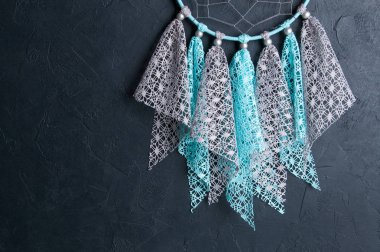 Rüya yakalayıcı siyah duvar arka plan üzerinde