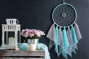 Rüya yakalayıcı siyah duvar arka plan üzerinde