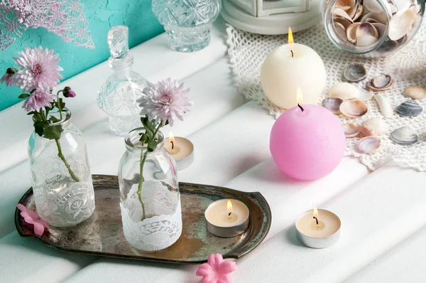 Свечи с розовым и кремовым ароматом — стоковое фото