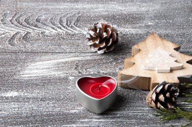 Eski püskü kahverengi zemin üzerinde Noel süsleri