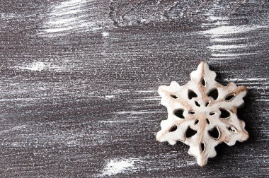 Eski püskü kahverengi zemin üzerinde Noel süsleri