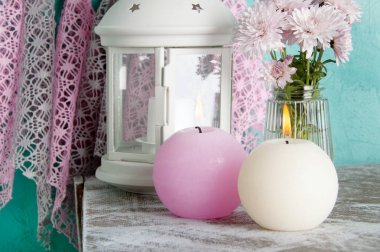 Pembe ve krem aroma mumlar