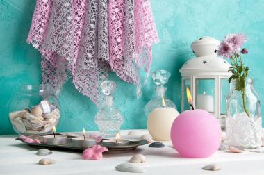 Pembe ve krem aroma mumlar