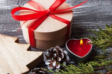 Eski püskü kahverengi zemin üzerinde Noel süsleri