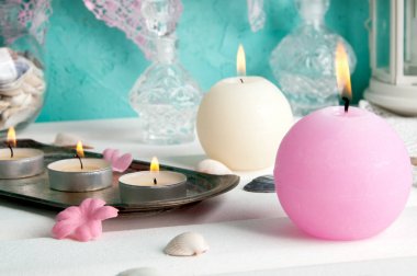 Pembe ve krem aroma mumlar