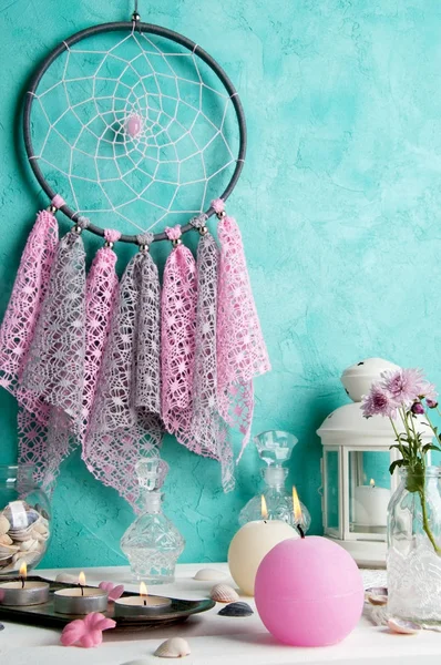 Dream catcher on aquamarine wall background — Stock Photo, Image