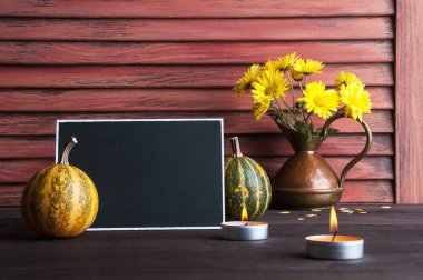 Kabaklar, bakır sürahi ile sarı krizantem 