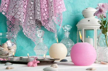 Pembe ve krem aroma mumlar