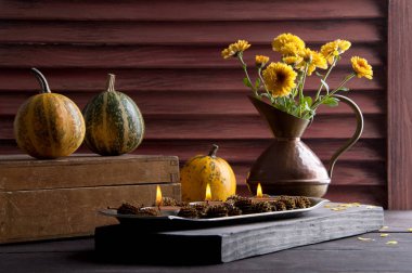 Kabaklar, bakır sürahi ile sarı krizantem 