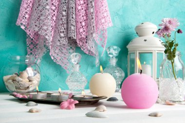 Pembe ve krem aroma mumlar