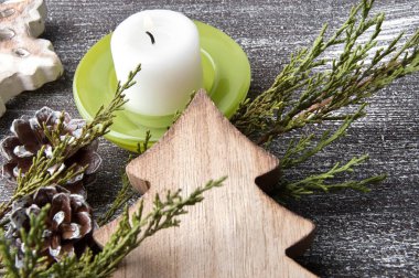 Eski püskü kahverengi zemin üzerinde Noel süsleri