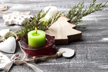 Eski püskü kahverengi zemin üzerinde Noel süsleri