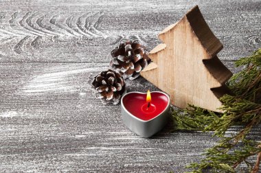 Eski püskü kahverengi zemin üzerinde Noel süsleri