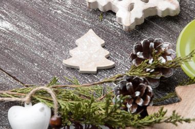 Eski püskü kahverengi zemin üzerinde Noel süsleri