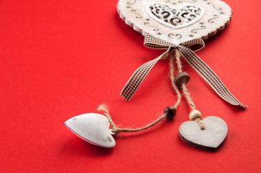 Kırmızı arkaplanda noel süslemeleri