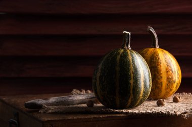 kabaklar ahşap arkaplanda