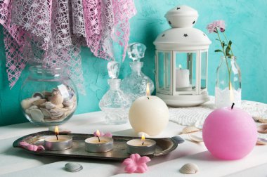 Pembe ve krem aroma mumlar