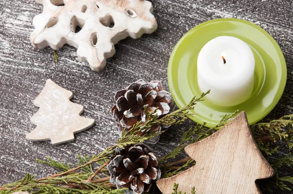 Eski püskü kahverengi zemin üzerinde Noel süsleri