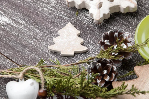 Eski püskü kahverengi zemin üzerinde Noel süsleri