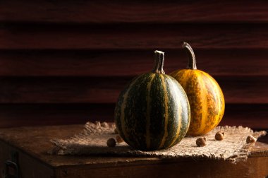 kabaklar ahşap arkaplanda