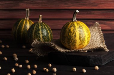 kabaklar ahşap arkaplanda