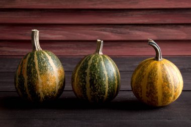 kabaklar ahşap arkaplanda