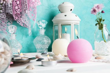 Pembe ve krem aroma mumlar