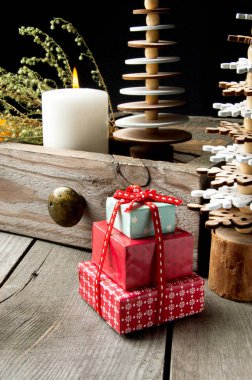 Ahşap arka planda Noel süslemeleri