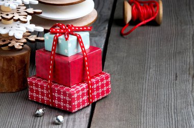 Ahşap arka planda Noel süslemeleri