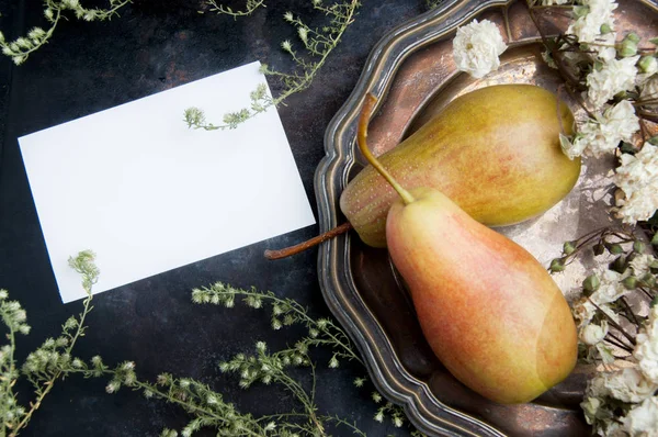 Twee peren op zwarte achtergrond — Stockfoto