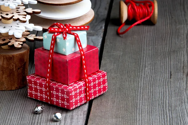 Decorações de Natal em fundo de madeira — Fotografia de Stock