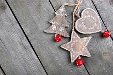 Ahşap arka planda Noel süslemeleri