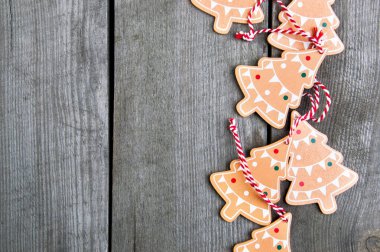Ahşap arka planda Noel süslemeleri
