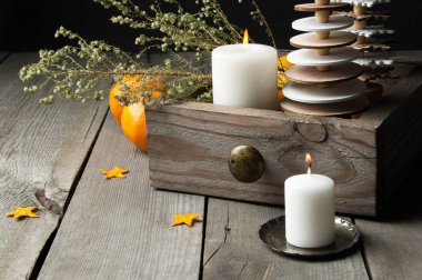 Ahşap arka planda Noel süslemeleri