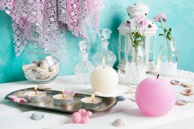 Pembe ve krem aroma mumlar