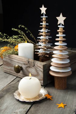 Ahşap arka planda Noel süslemeleri