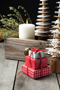 Ahşap arka planda Noel süslemeleri