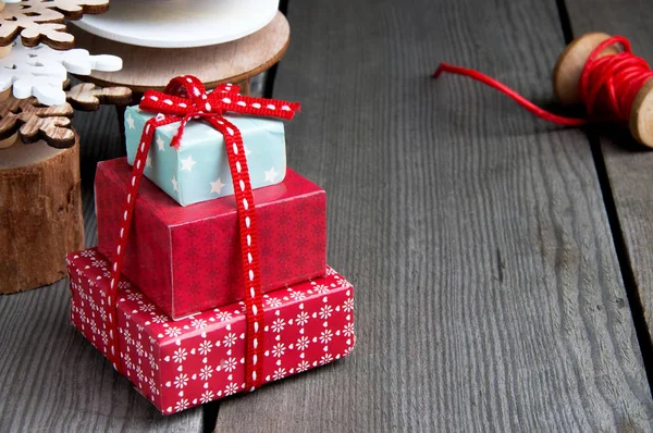 Ahşap arka planda Noel süslemeleri