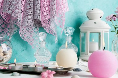 Pembe ve krem aroma mumlar