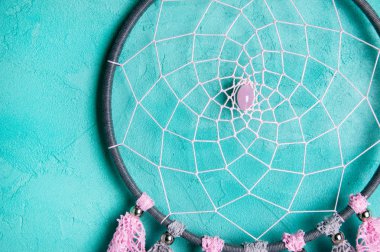 Gri pembe dantel rüya yakalayıcı Akuamarin arka plan üzerinde