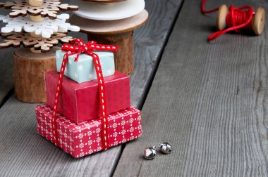 Ahşap arka planda Noel süslemeleri