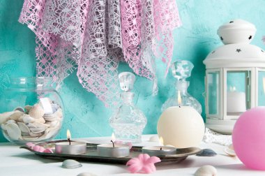 Pembe ve krem aroma mumlar