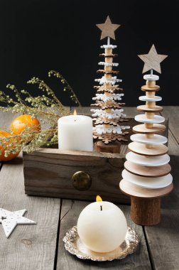 Ahşap arka planda Noel süslemeleri