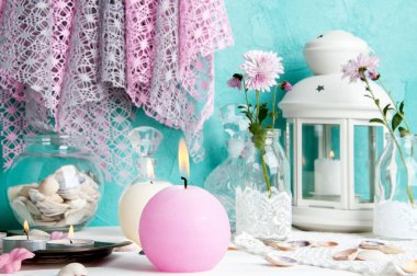 Pembe ve krem aroma mumlar